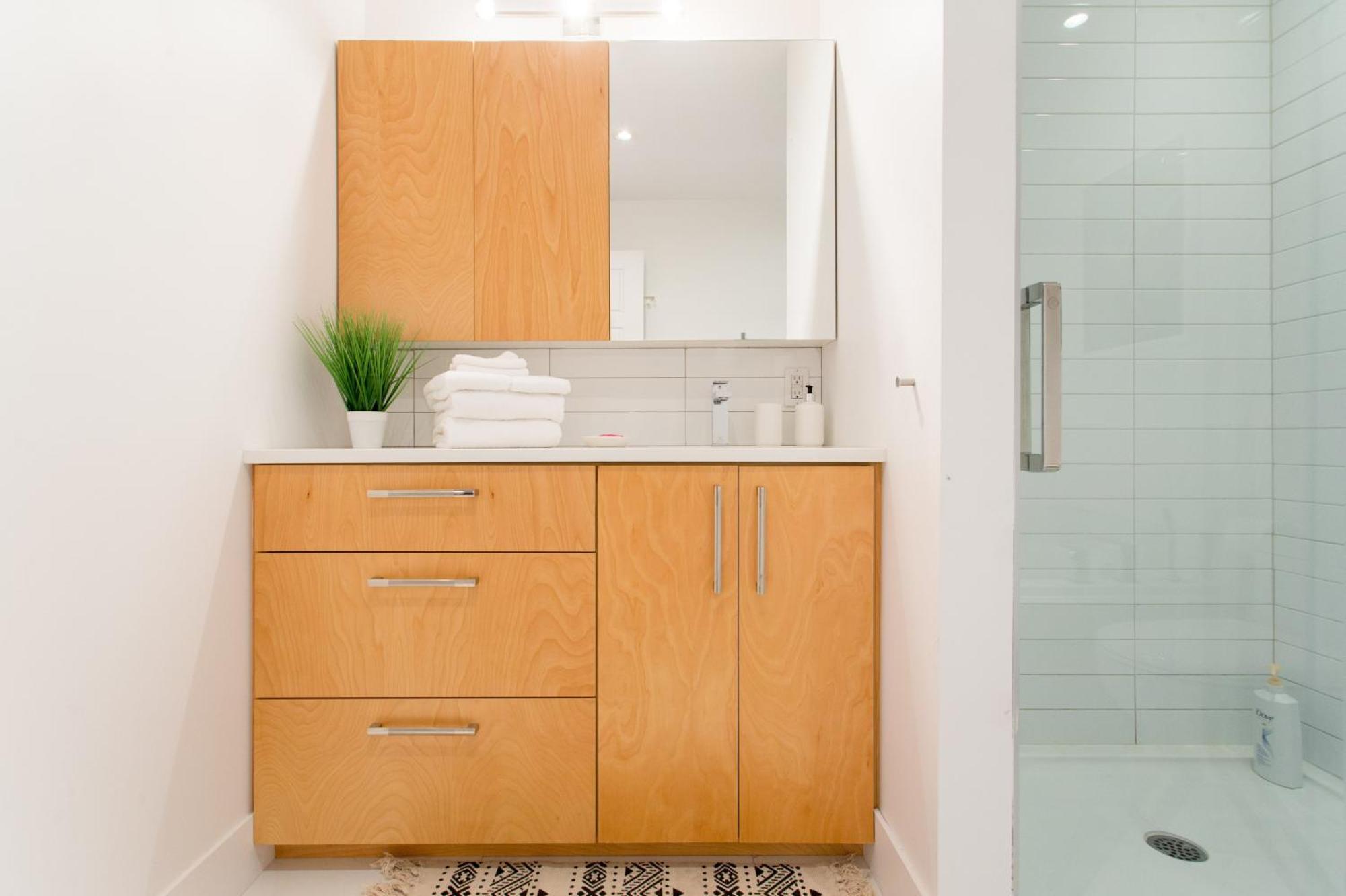 Hip, Stylish Apartment In Little Italy By Den Stays A Montréal Oda fotoğraf