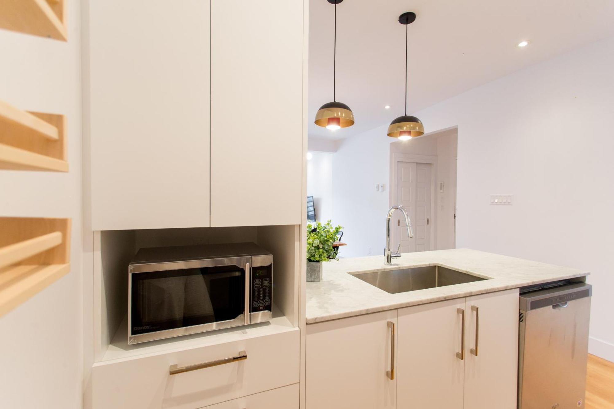 Hip, Stylish Apartment In Little Italy By Den Stays A Montréal Oda fotoğraf