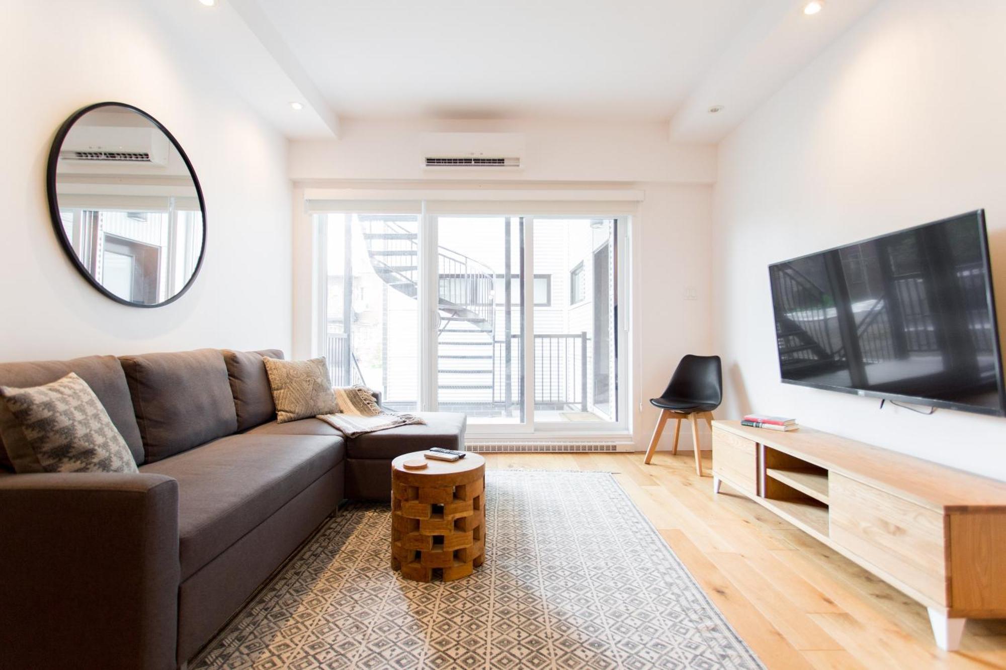 Hip, Stylish Apartment In Little Italy By Den Stays A Montréal Oda fotoğraf